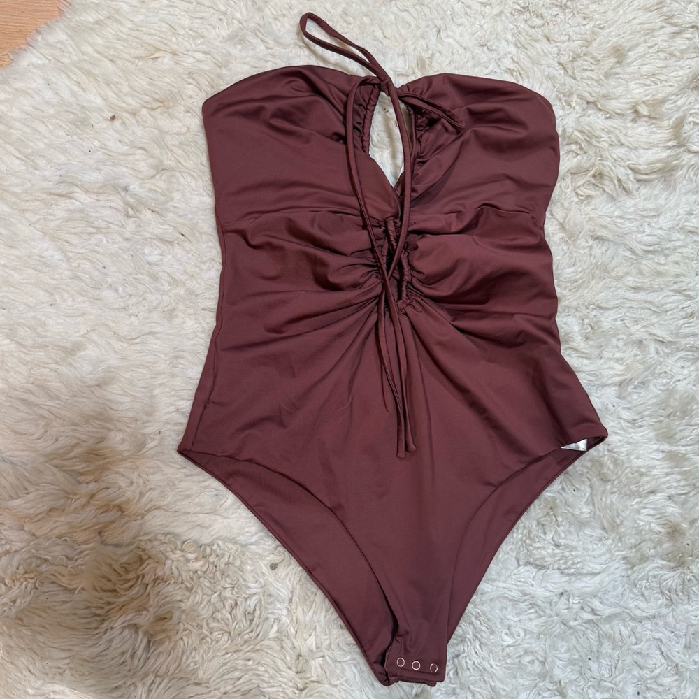 Gorgeous mahogany colored bandeau one piece 🩱👙